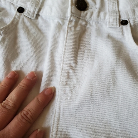 CONSERVATIVE White Bermuda Shorts - Picture 6 of 12